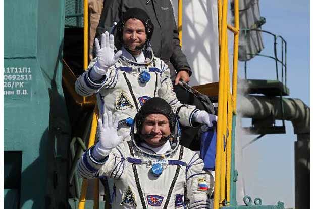 Dua Astronot Selamat...