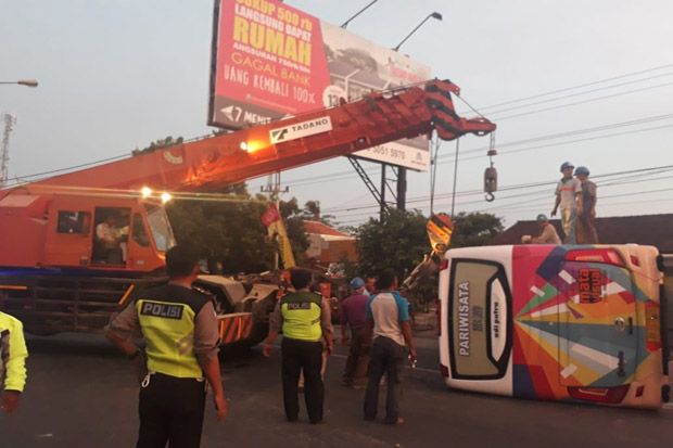 Dihantam Bus Pariwisata,...
