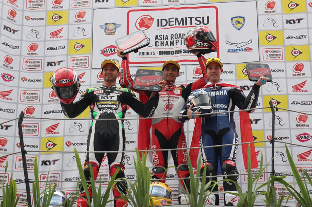 Pembalap Honda Rebut...