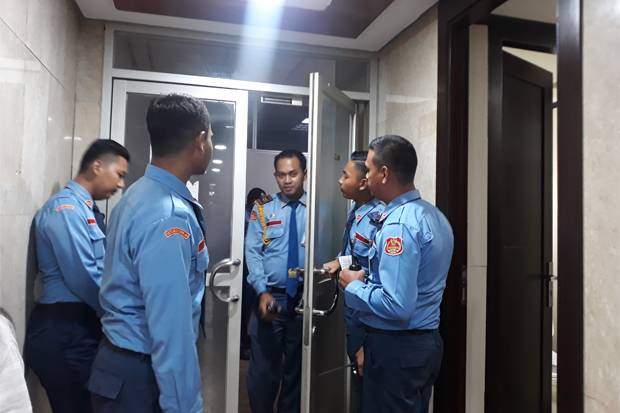 Tembakan di Ruang Anggota...