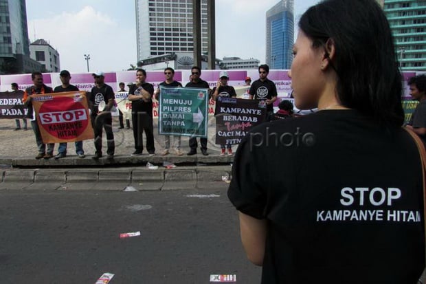 Tak Cukup Kampanye Negatif,...