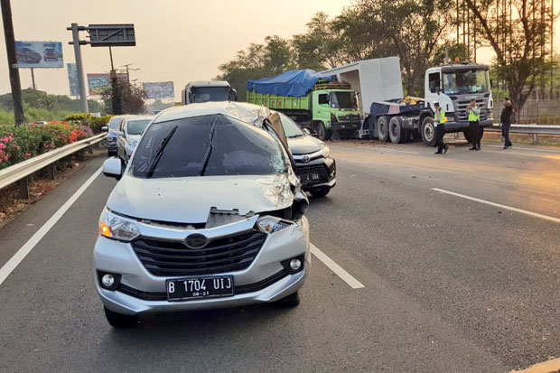 Tiga Kendaraan Bertabrakan,...