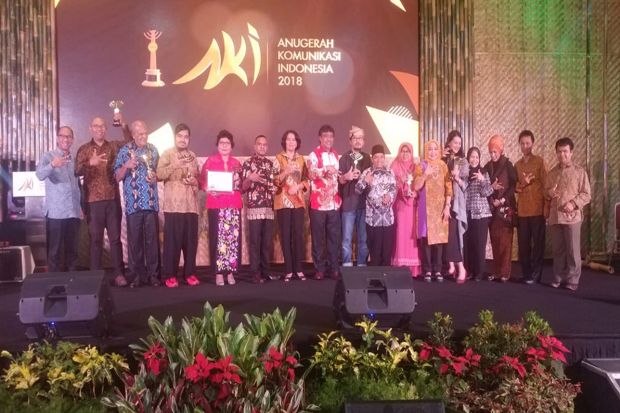 Kominfo Beri Penghargaan...