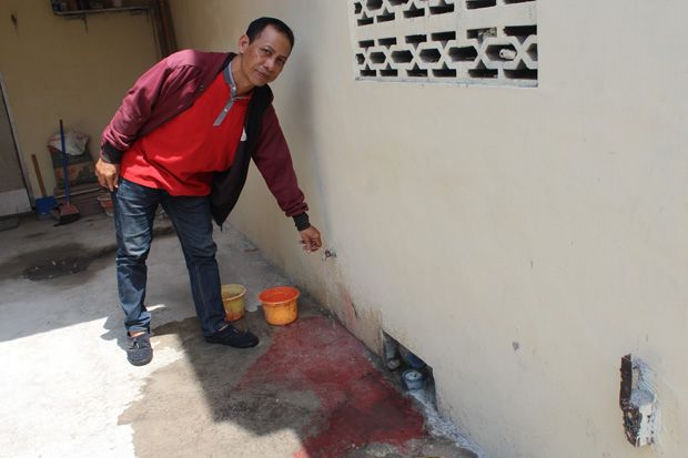 Air Berubah Warna Merah,...