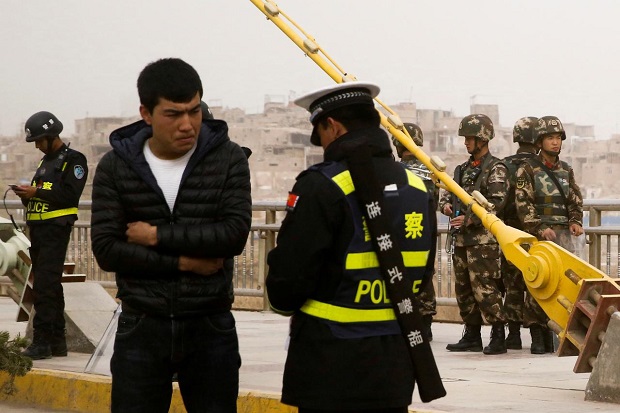 Tahan Muslim Uighur...