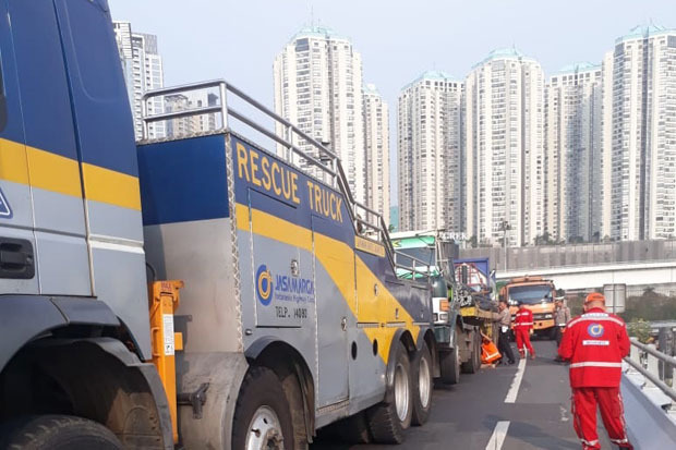 Truk Trailer Pengangkut...