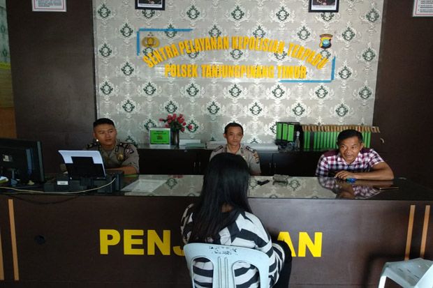 Terhimpit Ekonomi, Wanita...