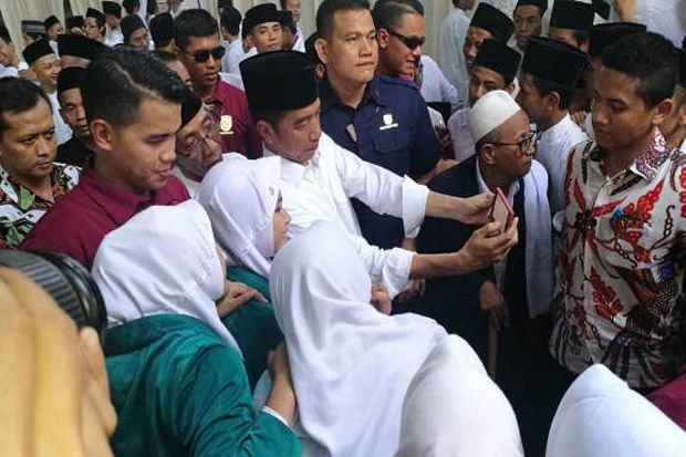 Curhat Jokowi ke Santri...