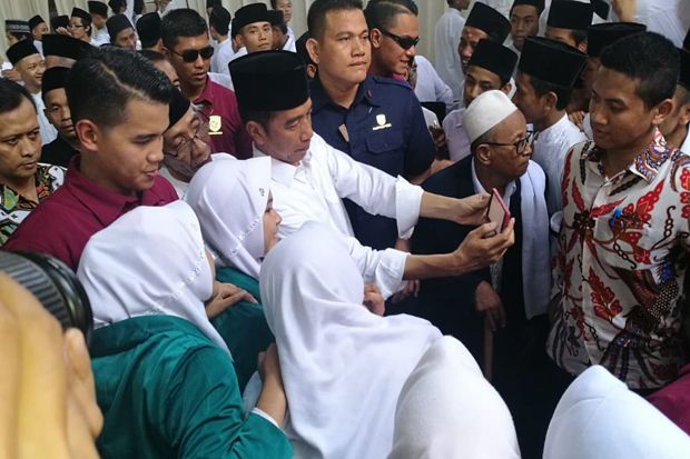 Jokowi Layani Ajakan...