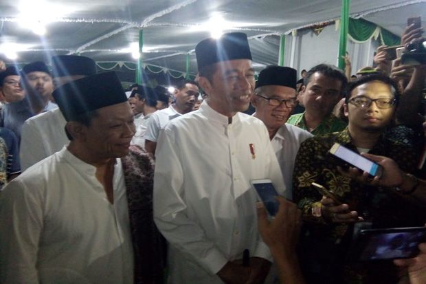 Jokowi Dihadiahi Tongkat...