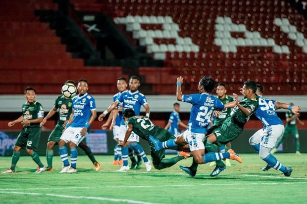 Dibantai Persebaya,...
