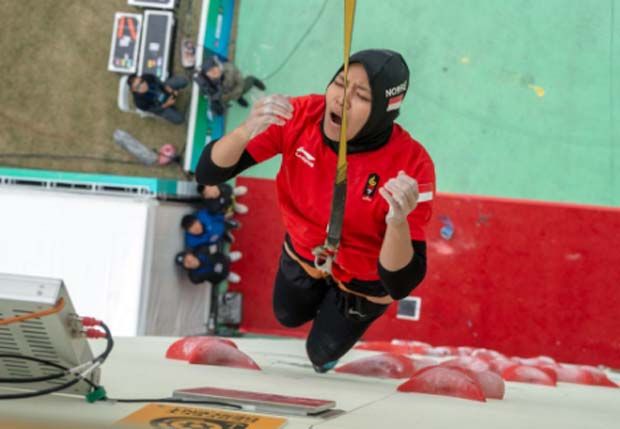 Dua Atlet Panjat Tebing...