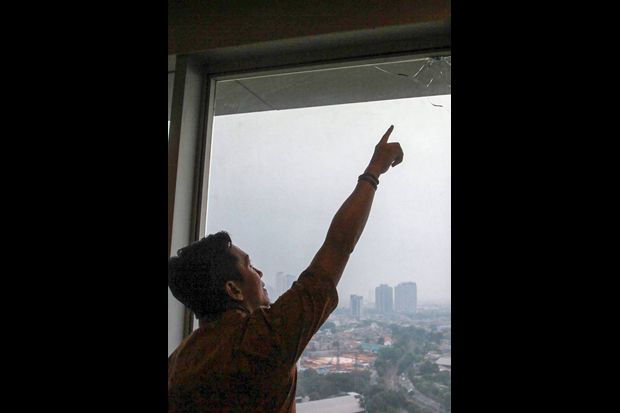 Usut Peluru Nyasar Gedung...