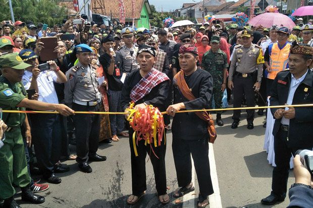 Resmikan Flyover Padasuka,...