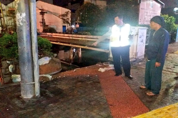 Tercebur ke Kali Pasar...
