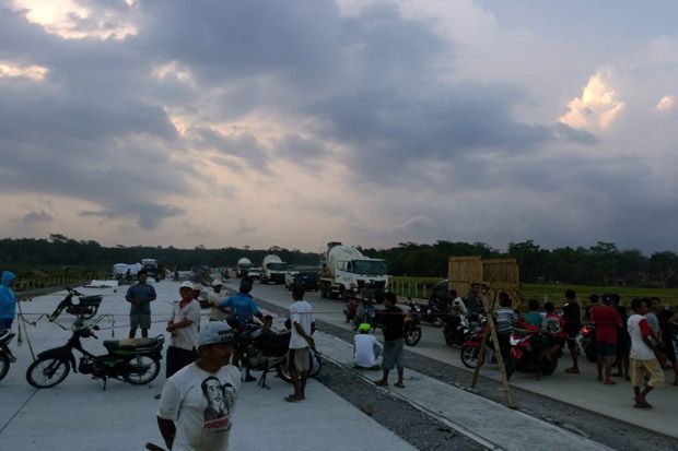 Warga Kemetul Desak...