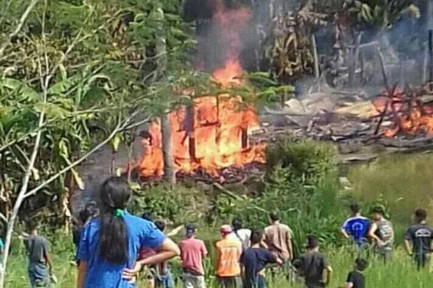 Api Ratakan Rumah dan...