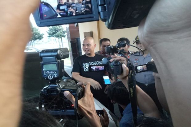 Pakai Kaus Bertuliskan...