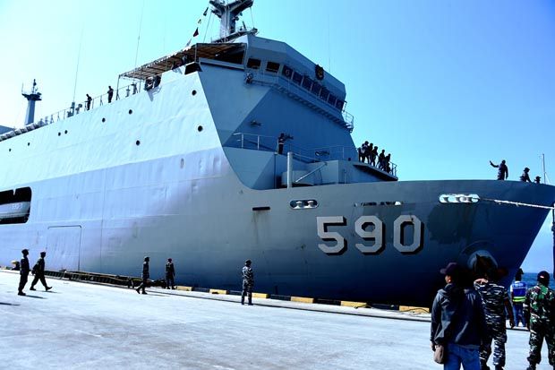 KRI Makassar 590 Angkut...
