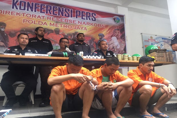 Polisi Buru Jaringan...