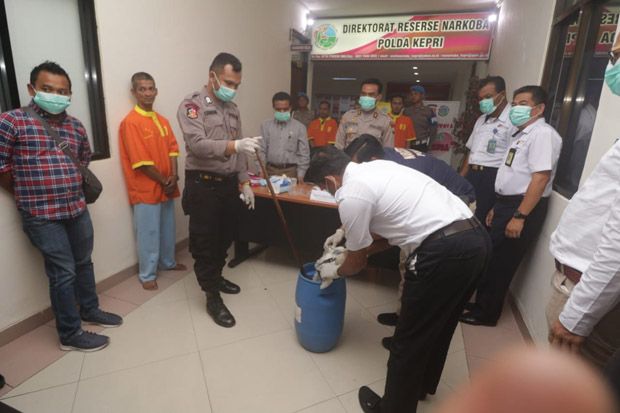 Polda Kepri Musnahkan...