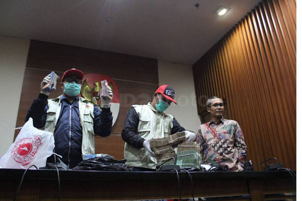 Suap Bupati Cirebon,...