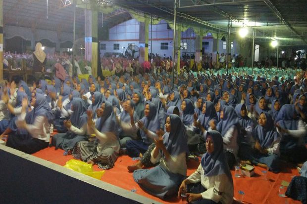 Ribuan Santri Meriahkan...