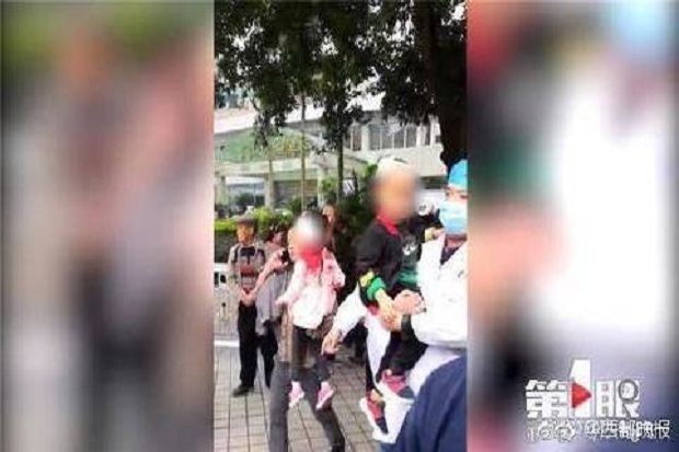 Wanita Bersenjata Pisau...