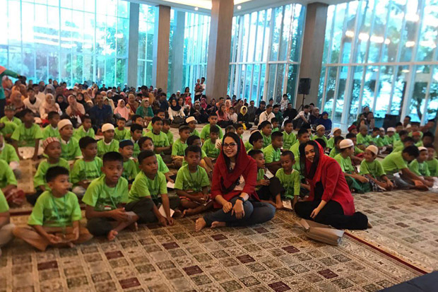 Bunda Merah Putih Gandeng...