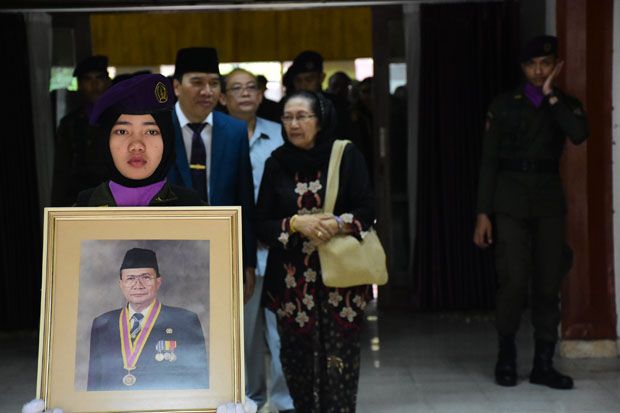 Prof Moeljono, Mantan...