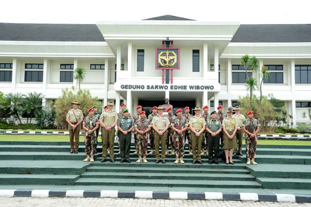 Bahas Kerja Sama Militer,...