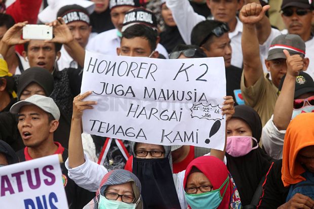 Demo Istana, Puluhan...