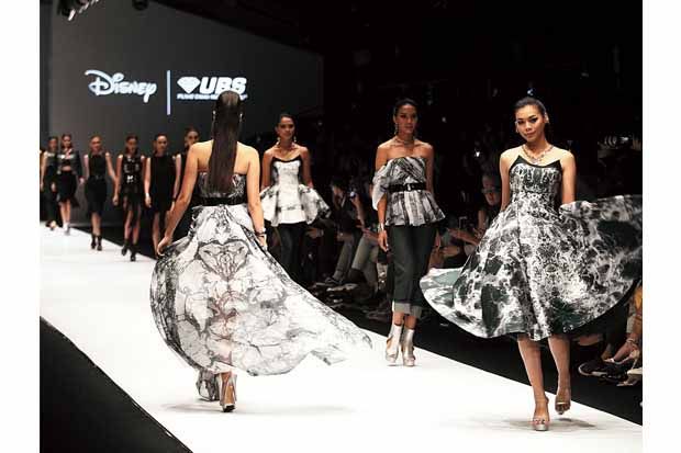 Alya Tampil Elegan di...