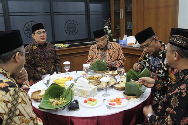 Usai Santap Nasi Kebuli,...