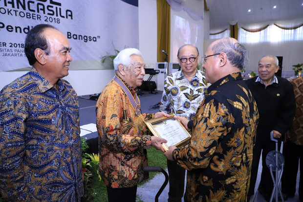 HUT ke-52, UP Anugerahkan...