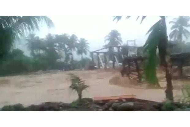 Banjir Bandang Landa...