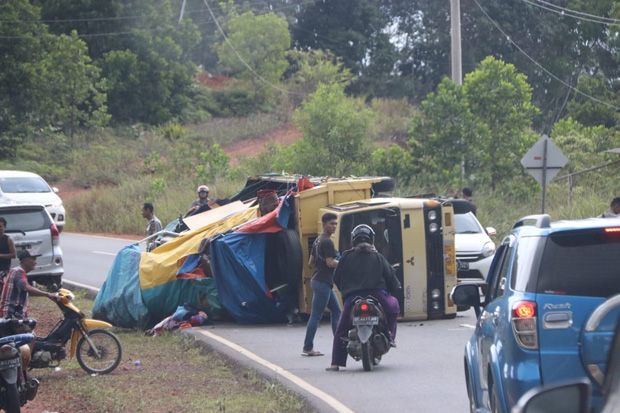 Truk Pembawa Barang...