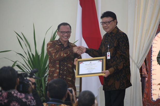 Kemendagri Raih Penghargaan...