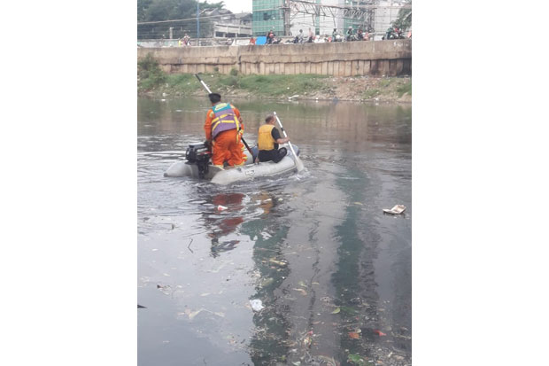 Main di Kali, Dua Remaja...