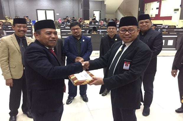 Bupati Pasangkayu Serahkan...