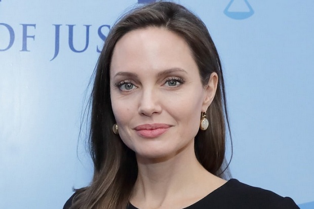 Angelina Jolie Sekolahkan...