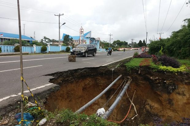 Digerus Longsor Jalan...