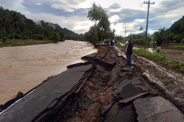 Sungai Batanggadis Meluap,...