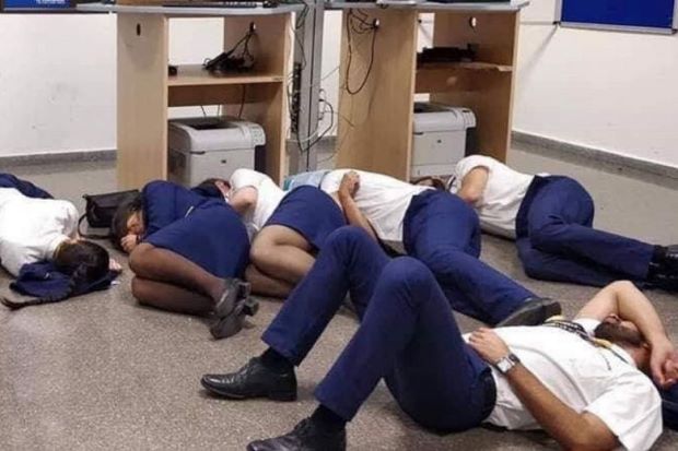 Tidur di Lantai Bandara...