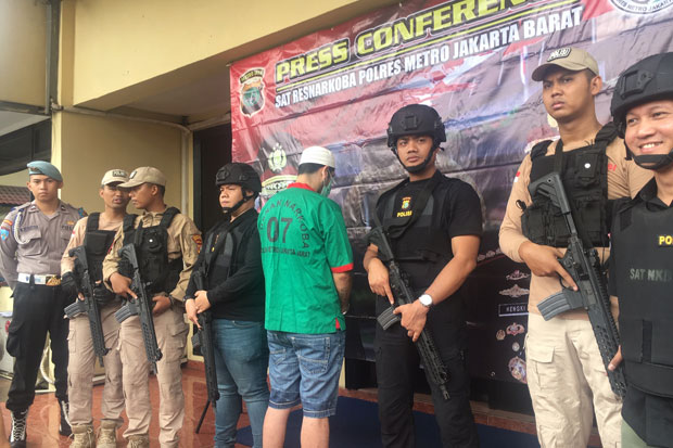 Polisi Buru Pemasok...