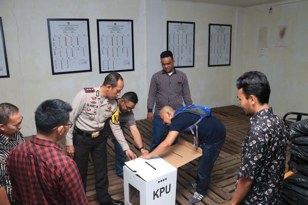 KPU Karawang Masih Kekurangan...