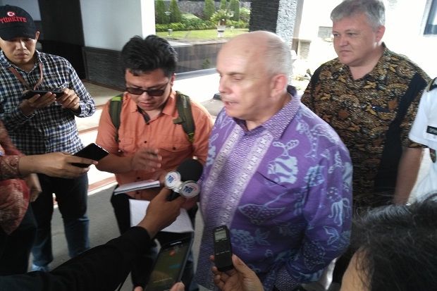 Pertama Kali, Dubes...