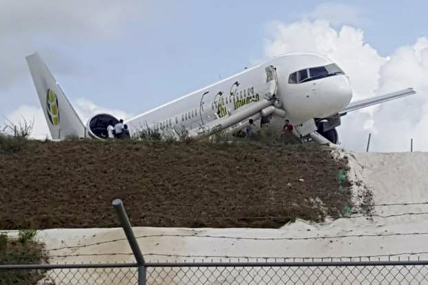 Pesawat Jet Boeing Tergelincir...