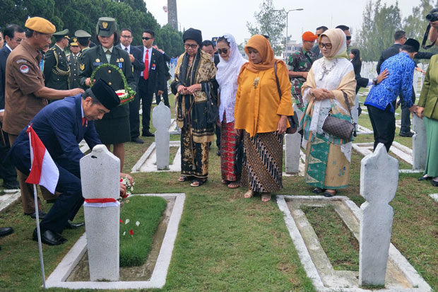 Hari Pahlawan, Jokowi...