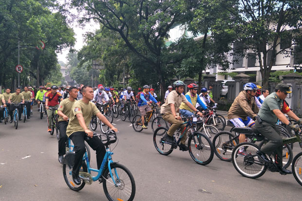 Pakai Seragam Veteran,...